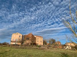 Grande maison dans le Rougier, hotel a Camarès