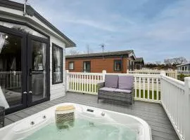 Wentbridge Lodge with Hot Tub