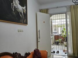Comfortable Family Vacation Home in Cibubur, hótel 