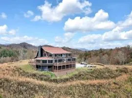 Spacious Luxury Log Cabin with Game Room & Panoramic Mountain Views near Pigeon Forge, Tennessee