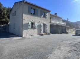 Appartement spacieux calme et pratique à Séranon, готель у місті Séranon