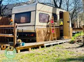 GRÜNZEIT Caravanübernachtungen und einfache Hütten im Wald