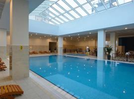 19th & 18th & 7th Floor Secure Apartments with Pool & Fitness & Parking included in price - Self check-in available, hotel sa Skopje