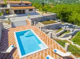 Rustic Villa Fragola with heated pool