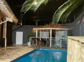 Casa 100mtrs do mar com piscina aquecida