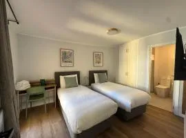 Hostal Guzman El Bueno by gaiarooms