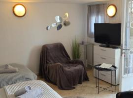 Super Studio meublé avec piscine partagée, Hotel in La Ferté-Gaucher