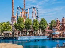 Luminoso y Estratégico Warner, Puy du Fou y Toledo