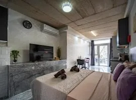 Seafront, lovely modern studio.