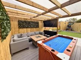Private All-Weather Hot Tub House, Fire Pit & Pool Table, Free Parking, Near City Centre, Great Transport Links