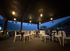New Suraj Inn - Nestled near Hadimba Temple ! Rooftop Cafe ! Private Parking, khách sạn ở Manāli