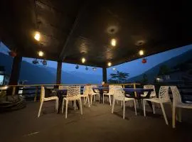New Suraj Inn - Nestled near Hadimba Temple ! Rooftop Cafe ! Private Parking