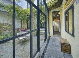 One Magnific 3 floors Authentic Dutch House with Terrace