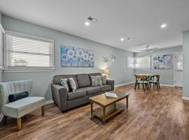 Dog Friendly - Walk to Bogue Inlet Pier, hôtel à Emerald Isle