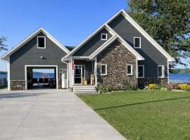 Snowmobile South Manistique Lake Lakeside Luxury, hotel a Curtis