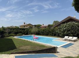 Villa con piscina vicina al mare, hotel u gradu Rozolina