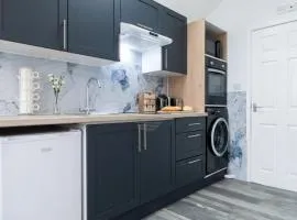 Coach House by Heath Hospital with Parking - Sleeps 4