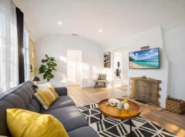 Charming Pasadena Home 2BR, Yard & Fast Wi-Fi, hotel i Pasadena