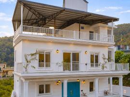 ELIVAAS The Kimadi House 4-BHK English-Style Villa With Rooftop, Pool & Mussoorie Views, hotel a Rājpur