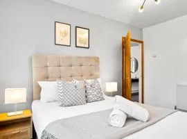 Stylish Three Bedroom House - Garden - Parking - Netflix 73BR