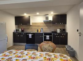 Ferien- & Monteurwohnung Stößen、Stößenのホテル