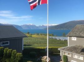 Exclusive log house with panoramic fjord views, hotel v destinácii Vangsnes