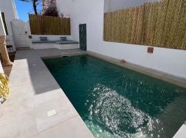 Dar Lisa - Charming authentic beachfront villa, hotel i Aghīr