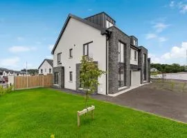 West Point -Modern 4 bed - 5 mins walk to Donegal Town