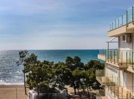 Beachfront Apartment with Pool Access by PikHost