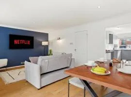 4BR in Warwick with Driveway Parking, Work Space & Fast WiFi, By Clarendon Stays