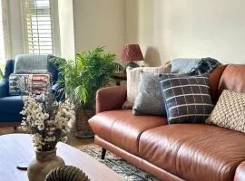 NEW - Coastal Retreat, Swanage Holiday Home, Moments from Beach and Town, On Site Parking, Fast WIFI