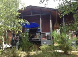Chalet dans les pins, hotel a Carcans