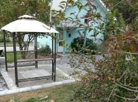 Bungalow With Luxury Appointments - Dog Friendly, hotel v destinaci Youngwood