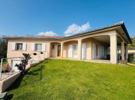 Élégante villa avec piscine et jardin - Nord Ariège, hotel em Montaut-Ariège