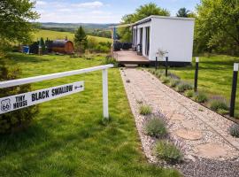 Ranch 66 - Wellness Tiny House Black Swallow ve stylu Route 66 se saunou, koupacím sudem a bazénem, hotel v destinaci Tršice