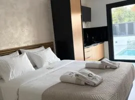 Black Diamond Luxury Suites Private Pool & Coastal Elegance