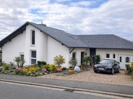 Ü Villa 2 Etagen 5 Schlafzimmer, Hotel in Hirschaid