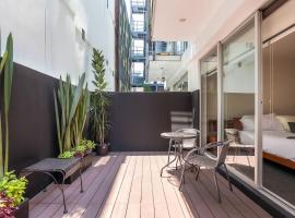 Chic 2BR Condo in Condesa steps from Parque Mexico, Hotel in Mexiko-Stadt