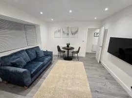 Slough Modern 1Bed Apt Free Parking, WiFi, Near Windsor, & Heathrow