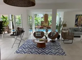 Casa com 5 quartos / Saúna e Piscina Privativa