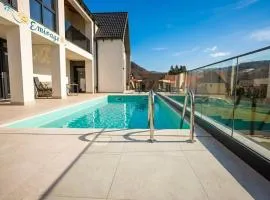 Emirage Luxury Villa Infinity Pool and Spa