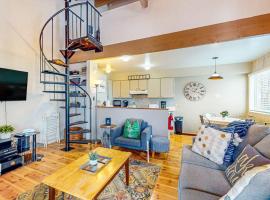 Family-Friendly Condo with Pool Tennis Deck & Walk to Beach Access, khách sạn ở Kings Beach