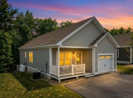 Modern Weirs Beach Escape | Pool | Winnipesaukee、ラコニアのホテル