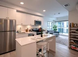 New King Bed Suite Near DT Stampede UG Parking