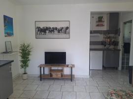 Hébergement en rez-de jardin clos proche de l'aéroport et des commodités, hotel di Le Lamentin