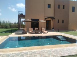 Villa Dar Daraa with Pool, hotel i Najem