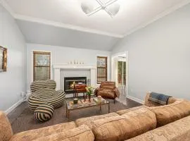 Beautiful 4-bed, 3-bath Lees Summit Cottage