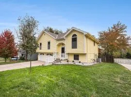 Beautiful 4-bed, 3-bath Lees Summit Cottage