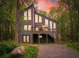 Pocono Escape Fire Pit Game Room Lake Access