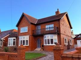 Our Luxury 4 Bedroom House with a Swimming Pool & Hot Tub, hotel a Blackpool